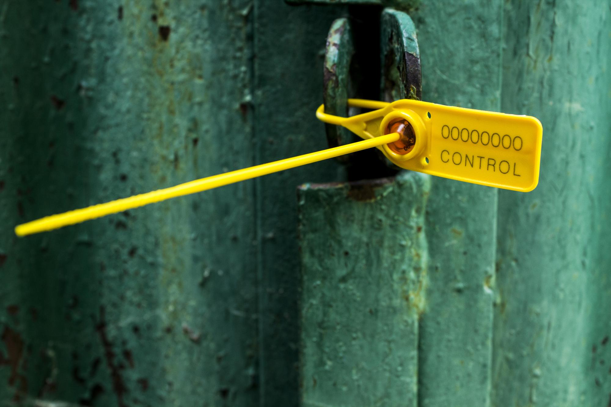 Пластиковые пломбы для пломбирования складов пластиковые пломбы, склад, пломбирование ворот